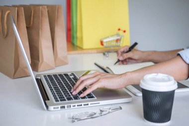 Kredi kartı kayıt güvenlik kodu ödemeleri online s kullanarak Kadın