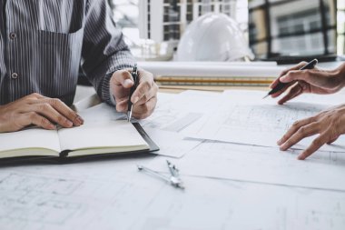 Mimar veya mühendis blueprint toplantı için çalışma 