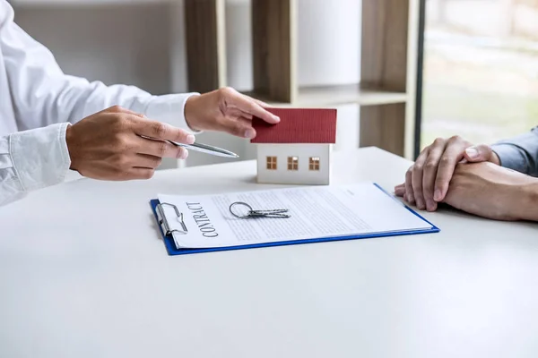 Business Signing a Contract Buy - sell house, insurance agent an — Stock Photo, Image