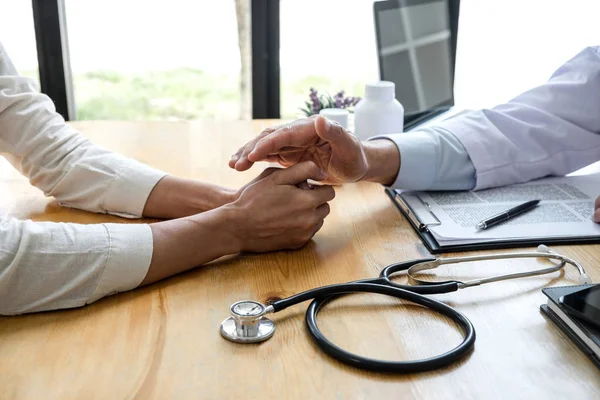Professor médico tocando a mão do paciente para encorajamento e emp — Fotografia de Stock