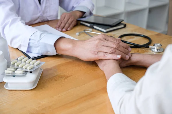 Profesor Doktor dotykając rękę pacjenta do zachęty i EMP — Zdjęcie stockowe
