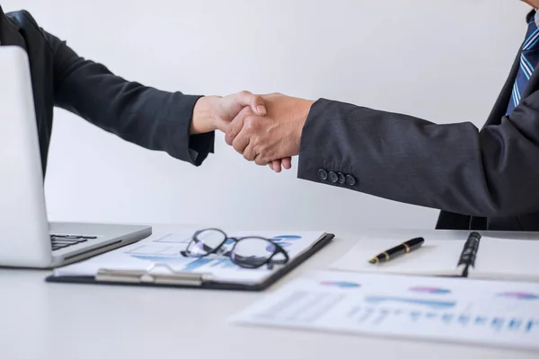 Business incontro di partenariato, Due business handshake fiducioso un — Foto Stock