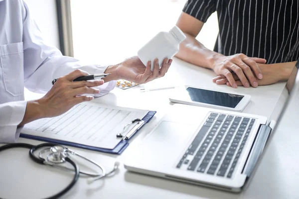 Doctor presenting report of diagnosis, symptom of disease and re — Stock Photo, Image