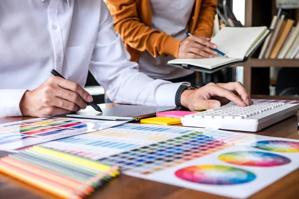 Two colleagues creative graphic designer working on color select — Stock Photo, Image