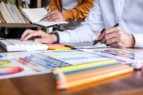 Dois colegas designer gráfico criativo trabalhando na seleção de cores — Fotografia de Stock