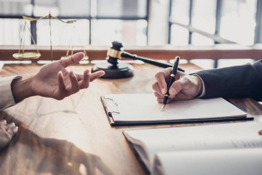 Takım toplantısı Businesswo ile erkek avukat ya da yargıç konsültasyon