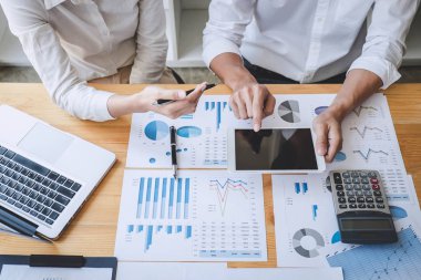 Yeni olarak ile bir tartışma sahip iş casual takım yöneticisi