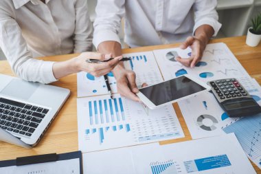 Yeni olarak ile bir tartışma sahip iş casual takım yöneticisi