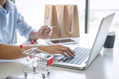 Kredi kartı kayıt güvenlik kodu ödemeleri online s kullanarak Kadın