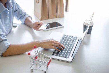 Kredi kartı kayıt güvenlik kodu ödemeleri online s kullanarak Kadın