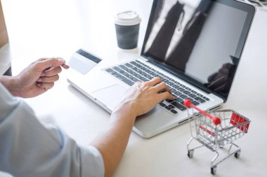 Kredi kartı kayıt güvenlik kodu ödemeleri online s kullanarak Kadın