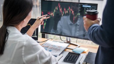 Bilgisayar, planlama ve ana ile çalışan iş ekibi yatırımı