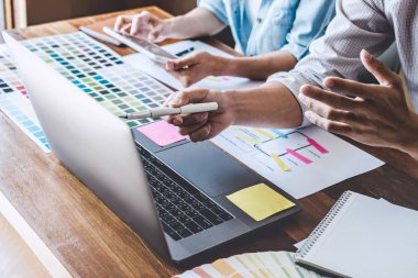 Yaratıcı Web / Grafik Tasarımcı planlama, çizim web sitesi Ekibi 