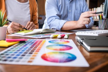 İki meslektaşları yaratıcı grafik tasarım üzerinde çalışmaya renk seçin