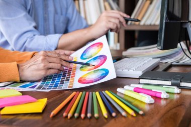 Renk şartlarını üzerinde çalışan iki meslektaşım yaratıcı grafik tasarımcı