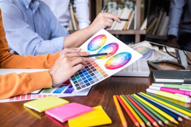 Renk şartlarını üzerinde çalışan iki meslektaşım yaratıcı grafik tasarımcı
