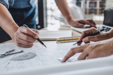 İnşaat ve yapı mühendisi veya mimar kavramı bir araya