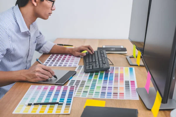 Bild eines männlichen kreativen Grafikdesigners, der an Farbselekten arbeitet — Stockfoto