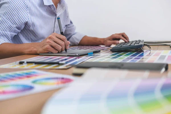 Imagen del diseñador gráfico creativo masculino que trabaja en selecti color —  Fotos de Stock