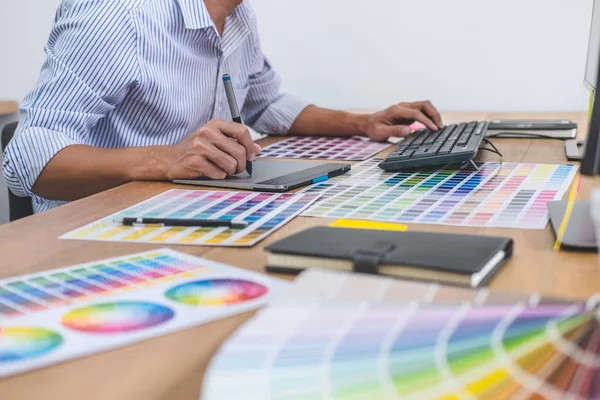Obrazu mężczyzna twórczej pracy projektant graficzny na kolor selecti — Zdjęcie stockowe