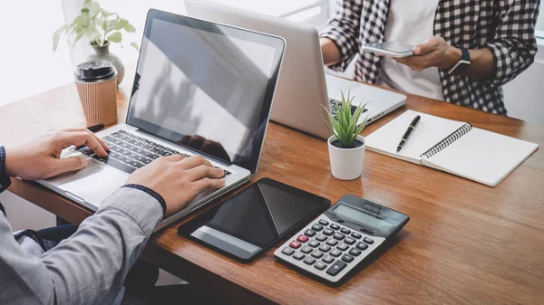 Gerente casual de negocios presentando y discutiendo el crecimiento de la empresa — Foto de Stock