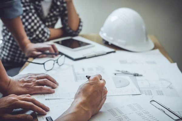 Reunión de trabajo en equipo del ingeniero, dibujo que trabaja en la reunión del proyecto — Foto de Stock