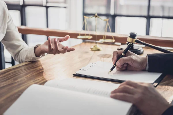 Advogado masculino ou juiz consultar tendo reunião de equipe com Businesswo — Fotografia de Stock