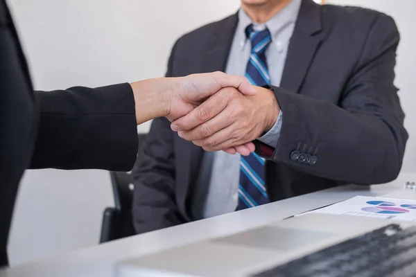 Zakelijke partnerschapsvergadering, twee zelfverzekerde Business Handshake a — Stockfoto