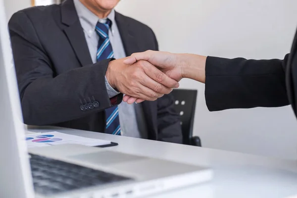 Zakelijke partnerschapsvergadering, twee zelfverzekerde Business Handshake a — Stockfoto