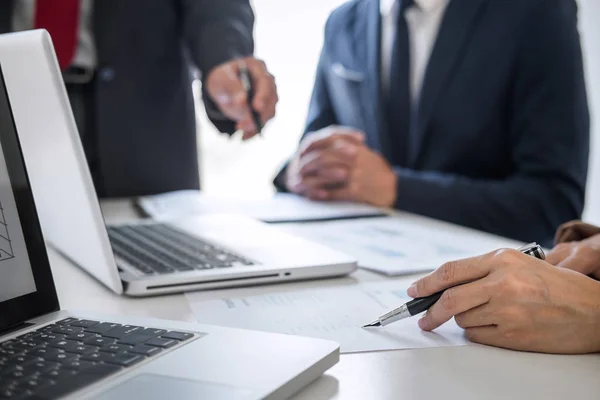 Business teamvergadering aanwezig, secretaris presentatie nieuw idee een — Stockfoto