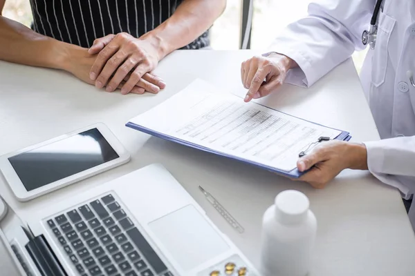 Doctor presenting report of diagnosis, symptom of disease and re — Stock Photo, Image