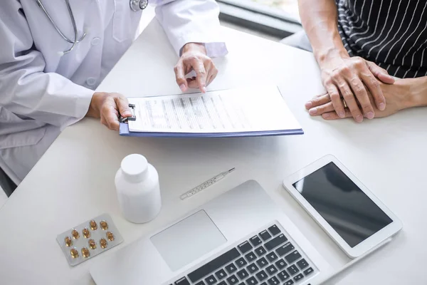 Médico consultando paciente discutiendo algo síntoma de enfermedades — Foto de Stock