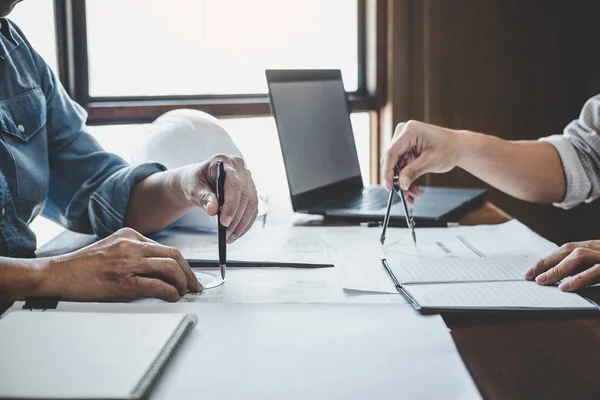 Konstruksi dan struktur konsep insinyur bekerja menggambar o — Stok Foto