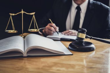 Profesyonel Erkek avukat veya hakim sözleşme kağıtları ile çalışan, 