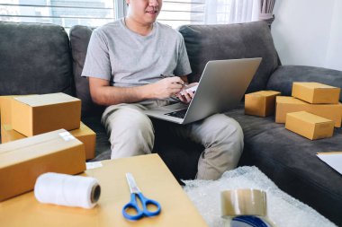 Küçük işletme paketi istemciye evde, genç entr Sevkıyatın