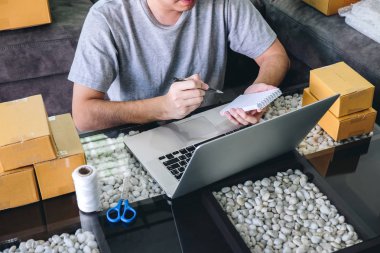 Küçük işletme paketi istemciye evde, genç entr Sevkıyatın