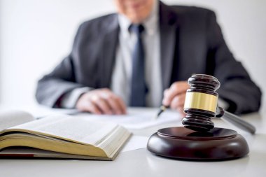 Tokmak ile Adalet avukatlar, işadamı takım elbise veya avukat yargıç. 