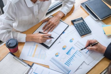 İki iş ekibi tartışma ve planlama strateji şirketi growt