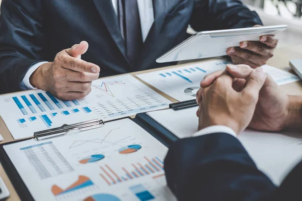 Reunião do gerente financeiro discutindo sucessos do projeto de crescimento da empresa — Fotografia de Stock