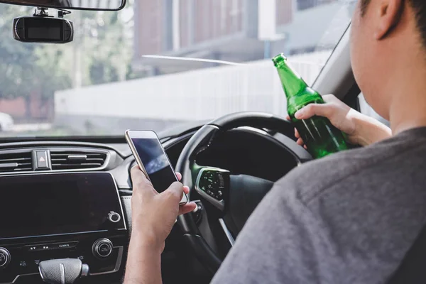 Νέος Ασιάτης άντρας οδηγάει ένα αυτοκίνητο με ένα μπουκάλι μπύρα και — Φωτογραφία Αρχείου