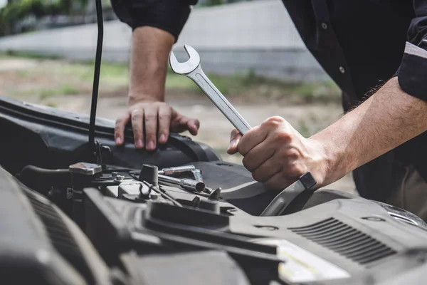 Services concept de machine de moteur de voiture, réparation de mécanicien automobile — Photo