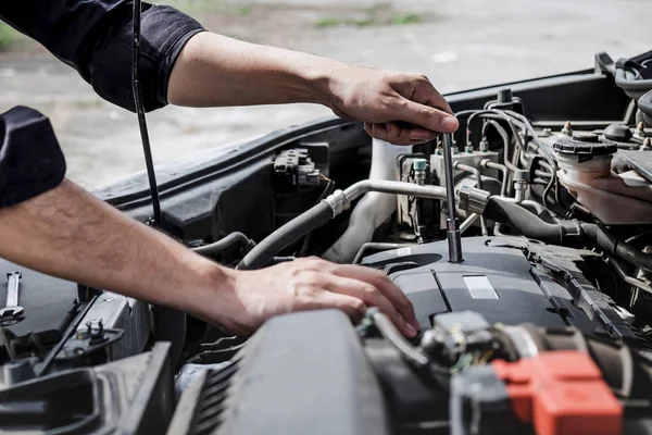 Szolgáltatások autó motor gép fogalma, autó szerelő repairm — Stock Fotó