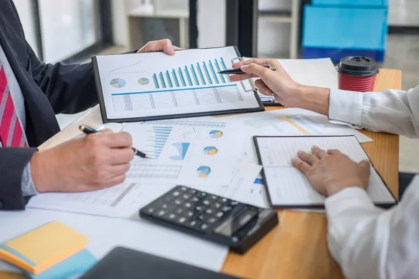 Reunión de socios de los colegas del equipo de negocios consulta y discusión — Foto de Stock