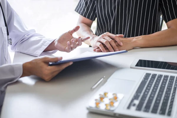 Arzt präsentiert Bericht über Diagnose, Krankheitssymptom und Wiederbelebung — Stockfoto