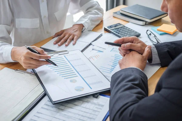 Duas equipes de negócios discutindo e planejando o crescimento da empresa de estratégia — Fotografia de Stock