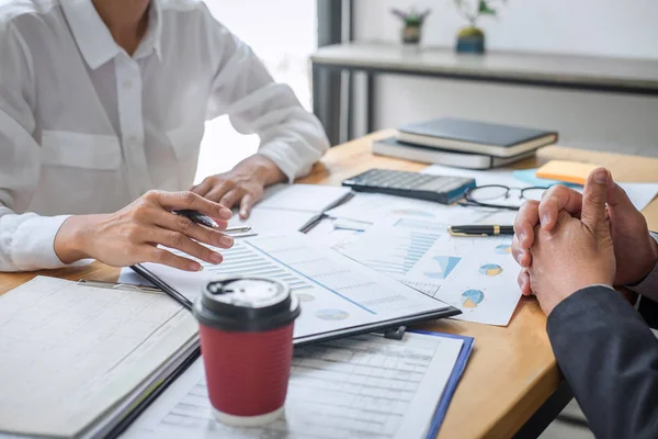 Reunión de socios de los colegas del equipo de negocios consulta y discusión — Foto de Stock