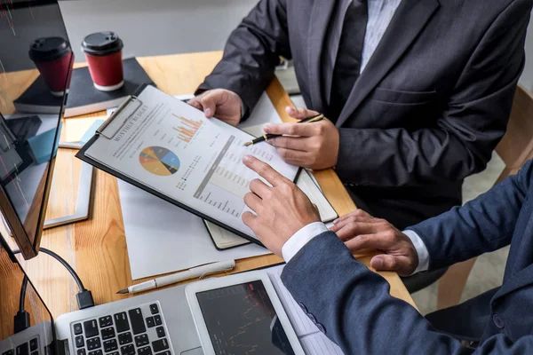 Socio del equipo de negocios que trabaja con computadora, computadora portátil, discusión — Foto de Stock