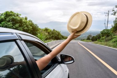 Rahat, mutlu gezgin, beyaz şapkalı güzel kız.