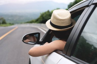 Rahat, mutlu gezgin, beyaz şapkalı güzel kız.