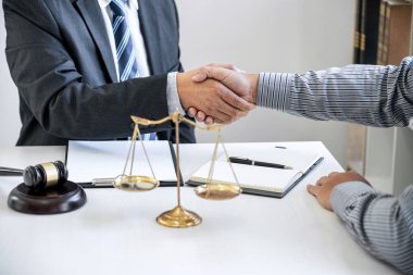 İyi bir işbirliği sonrası el sıkışma, İşadamı ile el sıkışma